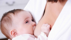 12 причини за безпокойство на детето по време на кърмене