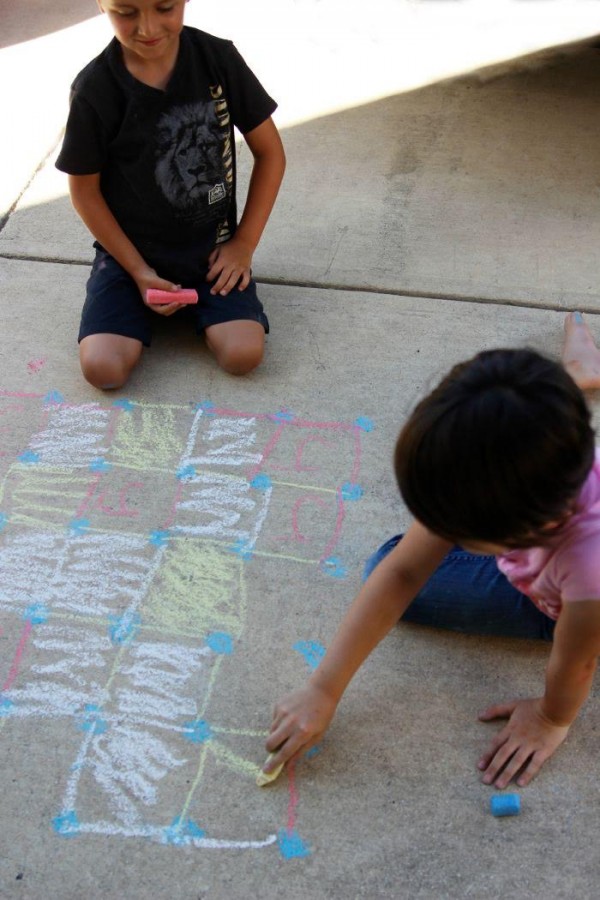 Play Sidewalk Chalk Games for Kids Dots and Boxes 600x900