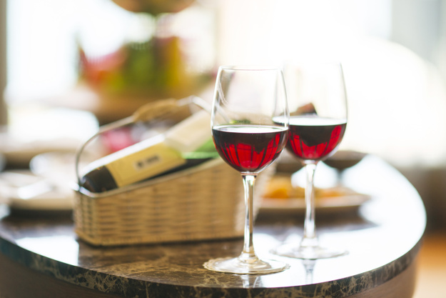 table with two wine glasses and blurred background 1122 1462