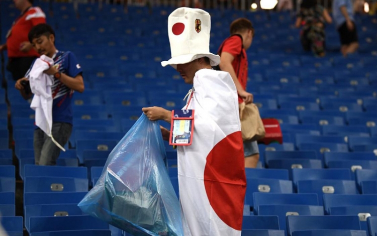 Защо японските запалянковци чистят стадионите след себе си