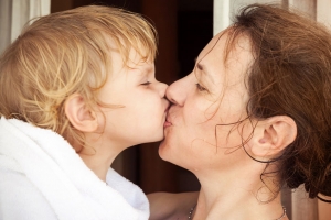 Нормално ли е майка да се къпе с 8-годишния си син